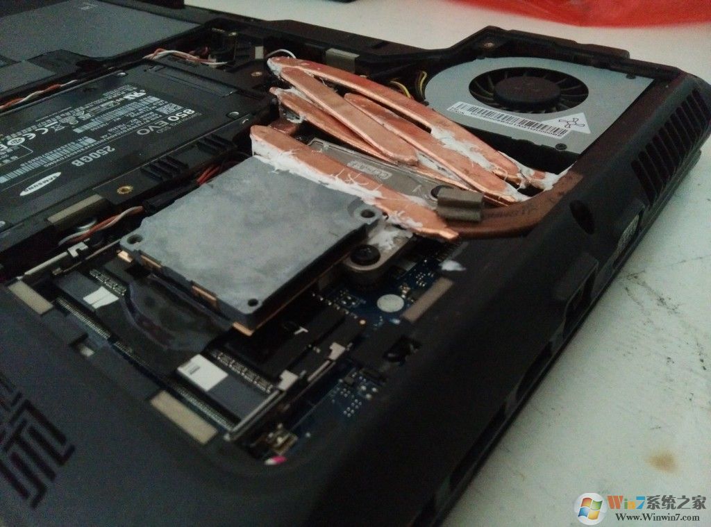 小风扇已经曲调,效果一般,底部进风,侧面出风。